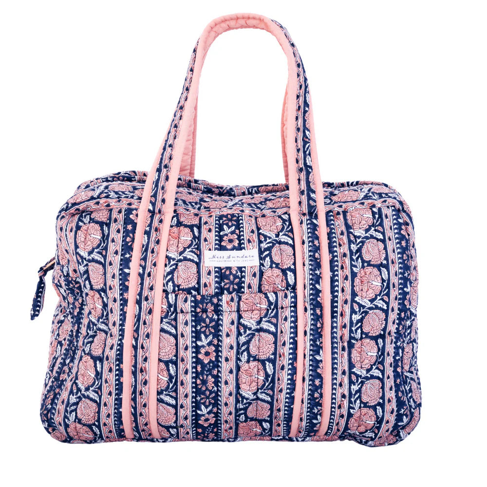 Quilted weekend bag in organic cotton pink and blue External pocket Internal pockets Hand block printed Padded straps Bronze gold metal zip Zipper adorned with printed bow