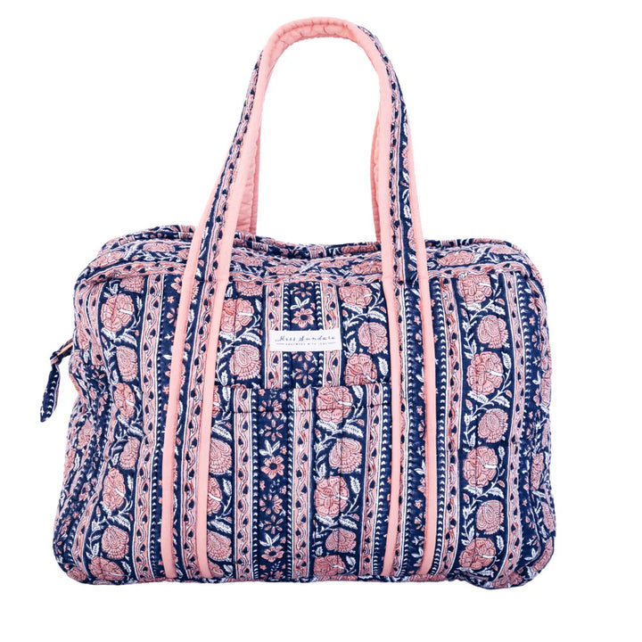 Quilted weekend bag in organic cotton pink and blue External pocket Internal pockets Hand block printed Padded straps Bronze gold metal zip Zipper adorned with printed bow